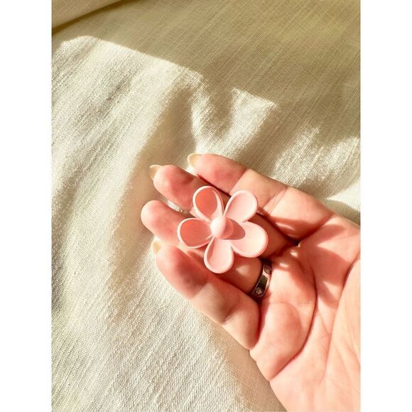 Light pink cute flower hair clip - Picture 3 of 3